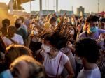 Na holandskom hudobnom festivale sa covidom nakazilo tisíc ľudí