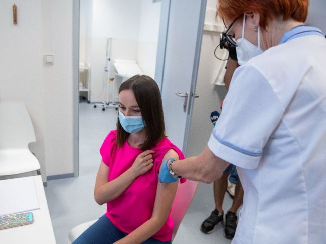 V Bratislave je prvou dávkou vakcíny zaočkovaných 56,9 % obyvateľov