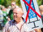 Premiér reagoval na útoky voči lekárom a vedcom