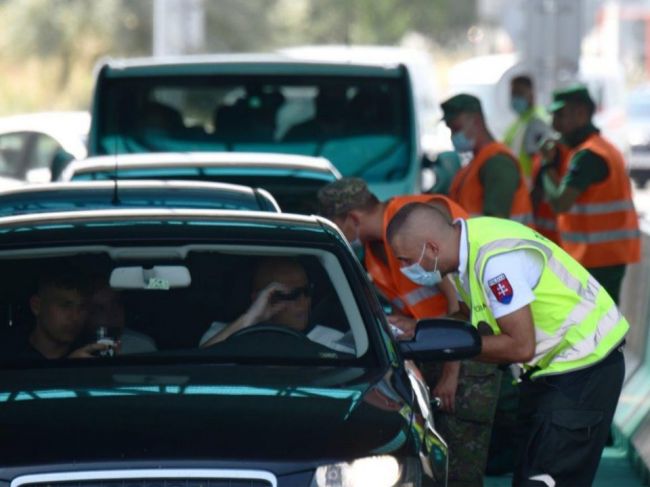 Polícia na hraničných priechodoch aj naďalej pokračuje vo vykonávaní kontrol