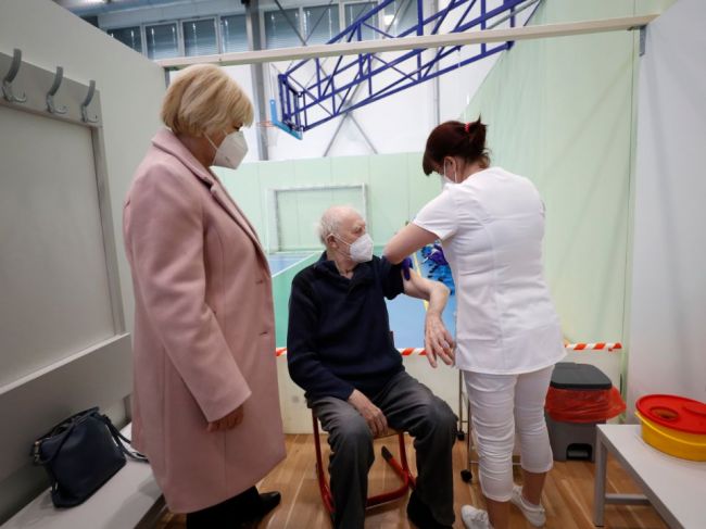 Očkovanie proti covidu už chráni viac ako štyri milióny Čechov