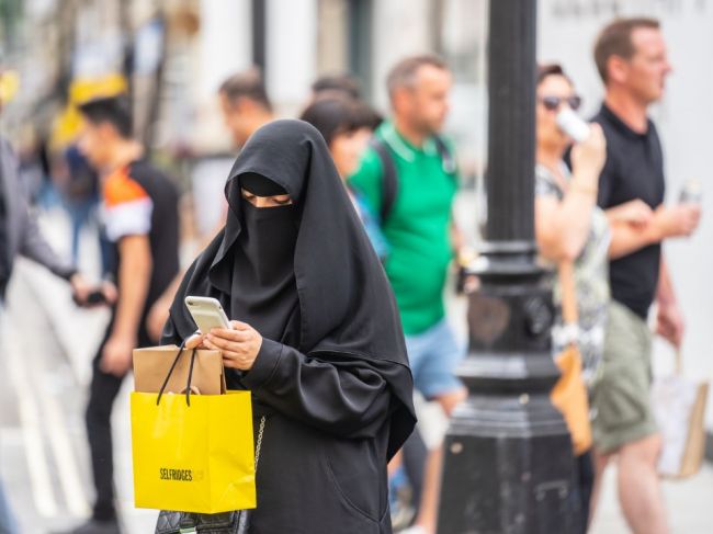 Súd EÚ: Firmy môžu zakázať odev i znaky spájané s náboženstvom