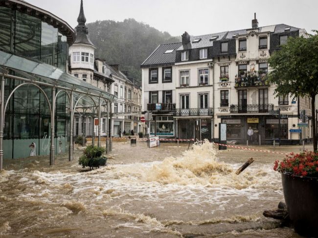 Juh Belgicka čelí mohutným záplavám. Hlásia obete, zasahuje armáda a hasiči
