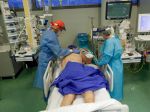 The Lancet: Každý druhý pacient s covidom mal ďalšie komplikácie