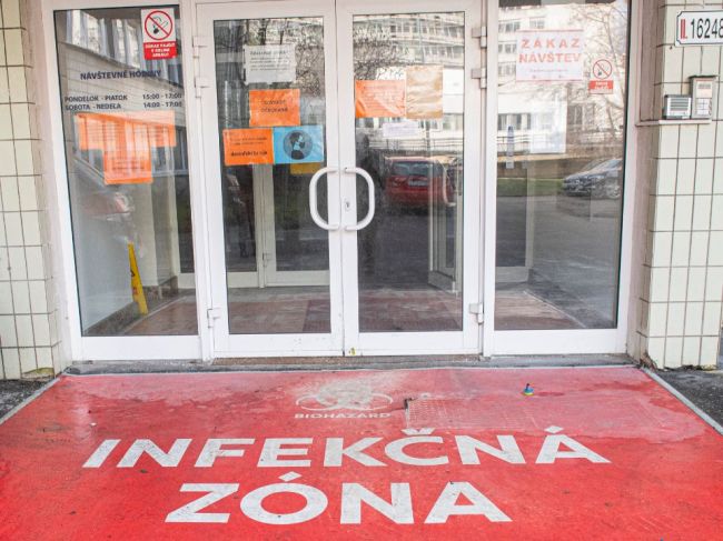 V nemocniciach leží menej ako 100 infekčných pacientov, pribudlo 34 nakazených