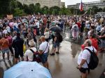 Pred Úradom vlády ľudia opäť protestovali proti vláde a opatreniam