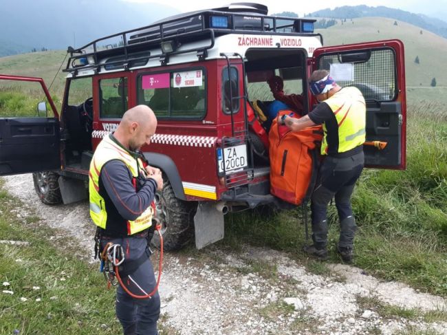 Počas zjazdu z Krížnej utrpel poranenie hlavy slovenský cyklista