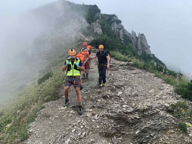 FOTO: Manželov na Veľkom Rozsutci zasiahol blesk, utrpeli poranenia