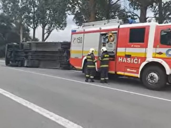 VIDEO: Hasiči zasahujú pri dopravnej nehode kamióna