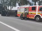 VIDEO: Hasiči zasahujú pri dopravnej nehode kamióna
