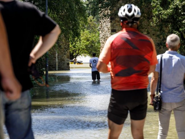 SHMÚ: Dunaj začína kulminovať, výstraha pred povodňou pretrváva