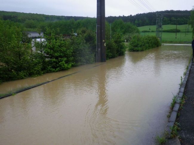 V troch okresoch Slovenska hrozia prívalové povodne