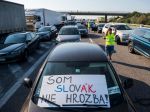 Desiatky protestujúcich zablokovali hraničný priechod Čunovo - Rajka