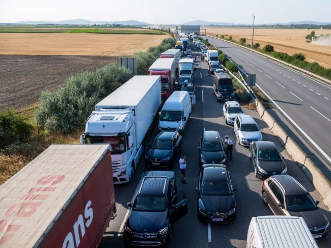 Protestujúci zablokovali hraničný priechod v Komárne, Milhosti i v Šahách