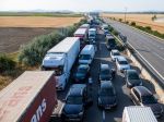 Protestujúci zablokovali hraničný priechod v Komárne, Milhosti i v Šahách