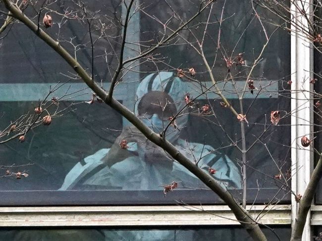 Peking odsúdil návrh WHO na vyšetrovanie čínskych laboratórií