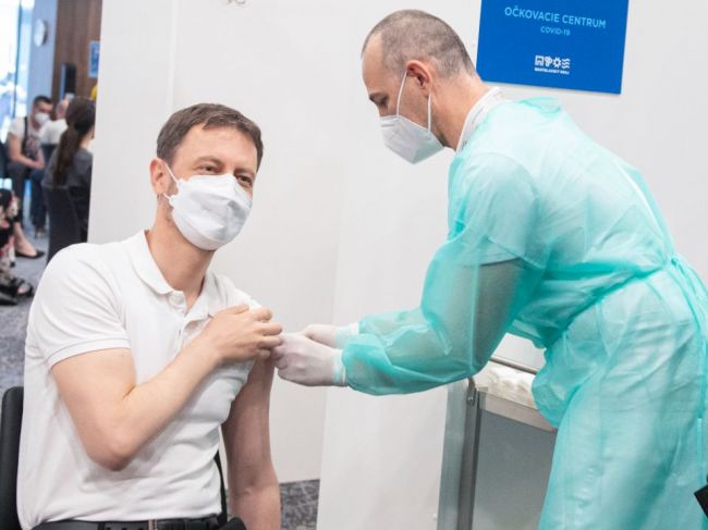 Premiér Heger dostane v piatok druhú dávku vakcíny proti ochoreniu COVID-19