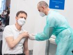 Premiér Heger dostane v piatok druhú dávku vakcíny proti ochoreniu COVID-19
