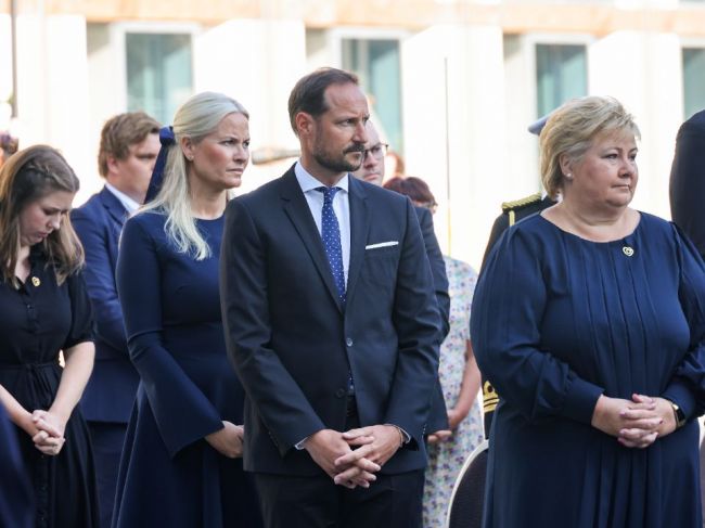 Nórsko si pripomína obete teroristických útokov v Osle a na ostrove Utöya
