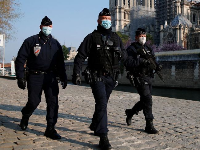 Mimovládne organizácie podali sťažnosť na Francúzsko pre rasové profilovanie