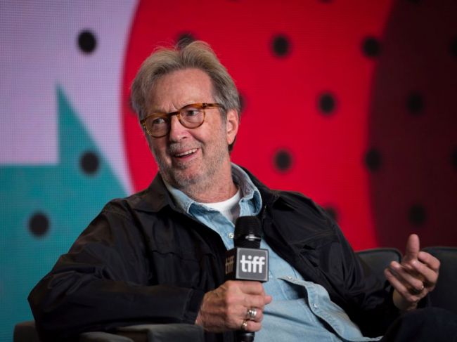 Eric Clapton odmieta hrať na miestach, kde chcú od návštevníkov očkovanie