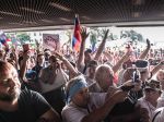 Protestujúci blokovali vstup do budovy parlamentu, dav chce postaviť aj stanový tábor