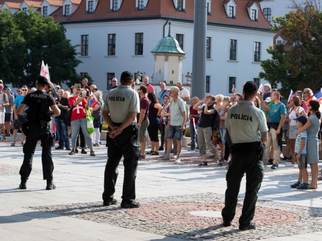 Premiér: Akýkoľvek útok alebo agresia voči policajtom sú neprípustné