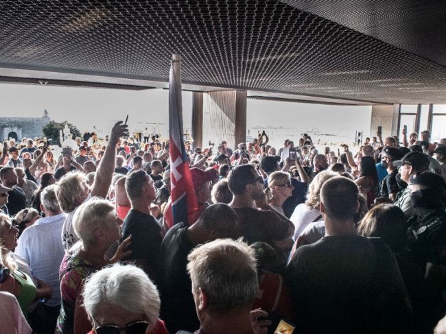 Smer-SD podporuje legitimitu protestov, neparlamentná opozícia odmieta násilie