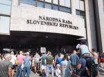 Polícia začala vytláčať protestujúcich spred vstupu do parlamentu