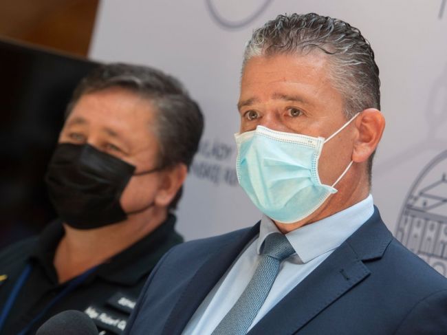 Protestujúci pred parlamentom hádžu po policajtoch vajíčka, Mikulec to nechápe