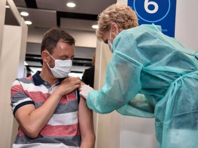 Premiér je plne zaočkovaný, vyzval na spojenie síl a očkovanie