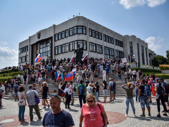 Protestujúci zotrvávajú pred parlamentom, situácia je pokojnejšia