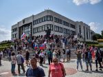 Protestujúci zotrvávajú pred parlamentom, situácia je pokojnejšia