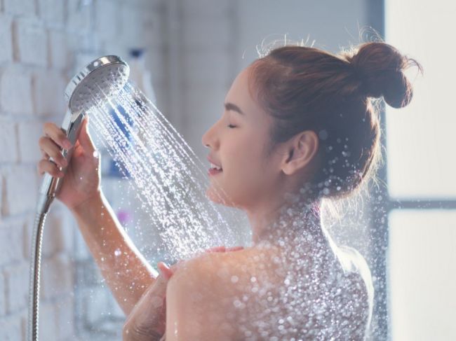 Umývate si tvár pri sprchovaní? Pre týchto 5 dôvodov by ste s tým mali prestať
