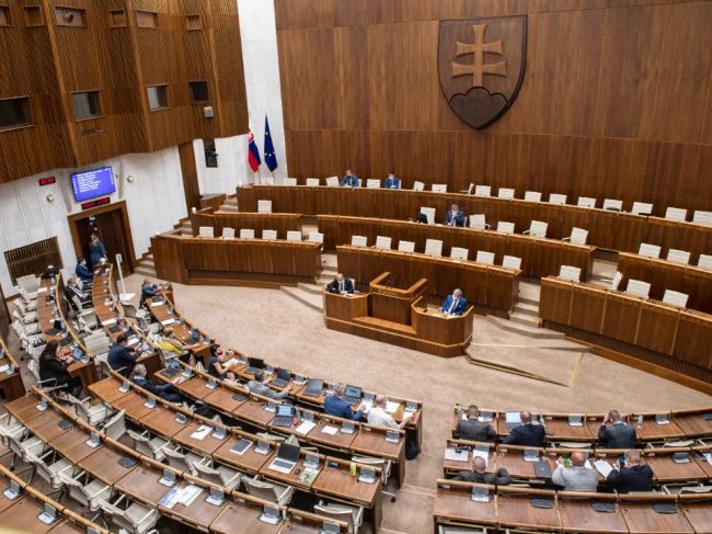 Poslanci pokračujú v rokovaní o využívaní COVID preukazov