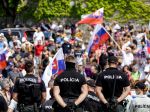 Pred parlamentom pribudlo protestujúcich, ale aj policajtov