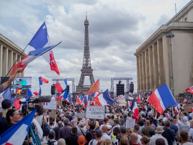 Protesty proti pandemickým opatreniam v Paríži prerástli do stretov s políciou