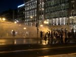 Grécka polícia sa dostala do potýčok s protestujúcimi proti povinnému očkovaniu
