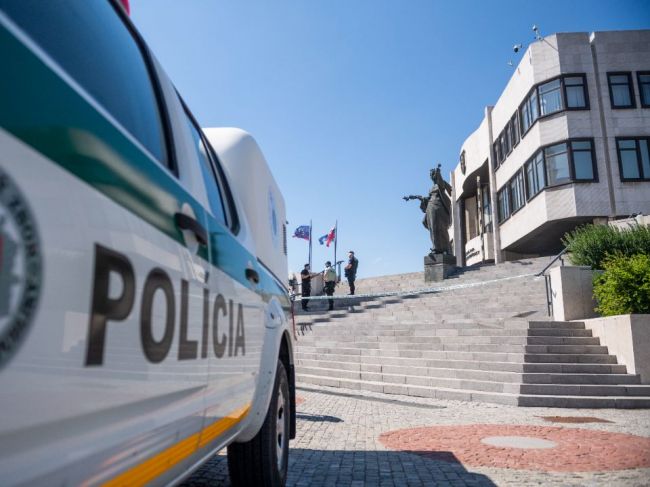 Pred parlamentom protestuje už len malá skupina ľudí, situácia je pokojná