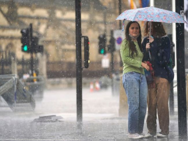 V dôsledku búrok a dažďov v Londýne zaplavilo ulice, autá uviazli na cestách