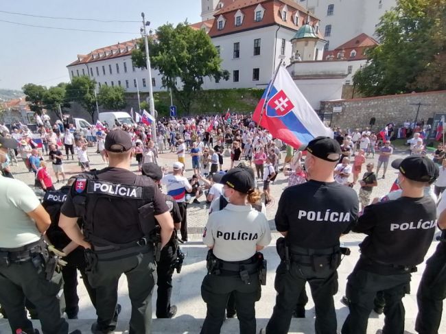 RSF vyzýva na vyšetrenie útokov proti novinárom počas protestov aj na Slovensku