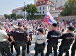 RSF vyzýva na vyšetrenie útokov proti novinárom počas protestov aj na Slovensku