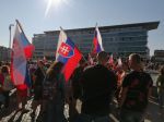 Protestujúci dav sa pohol z Hodžovho námestia a zablokoval cestu