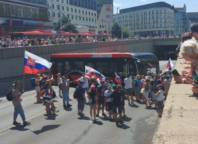 Protestujúci dav naďalej odmieta uvoľniť zablokovaný autobus v podjazde