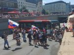 Protestujúci dav naďalej odmieta uvoľniť zablokovaný autobus v podjazde