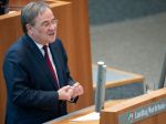 Kandidát Merkelovej strany sa ospravedlnil za plagiátorstvo v knihe