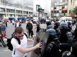 Vo Francúzsku protestovali proti covidovým pasom, zasahovala polícia