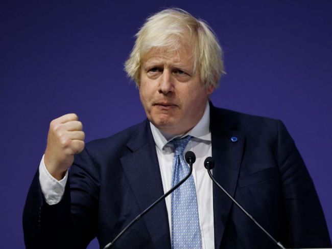 Počet novoinfikovaných v Británii klesol za týždeň o 33 percent