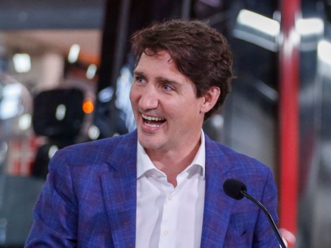 Trudeau prehral stávku s Bidenom a poslal mu sendviče
