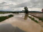 Voda zatopila na hornej Nitre pivnice i vozovky